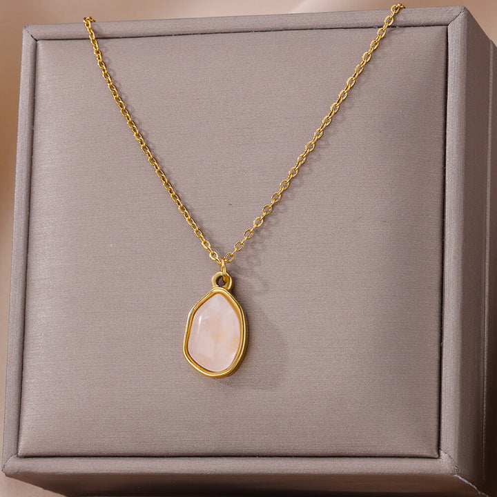 Collier pendentif en pierre irrégulière Olivenorma en acier titane et or 18 carats
