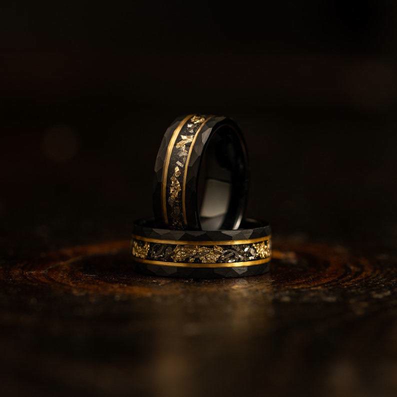Bague en tungstène avec météorite noire et feuille d'or Olivenorma
