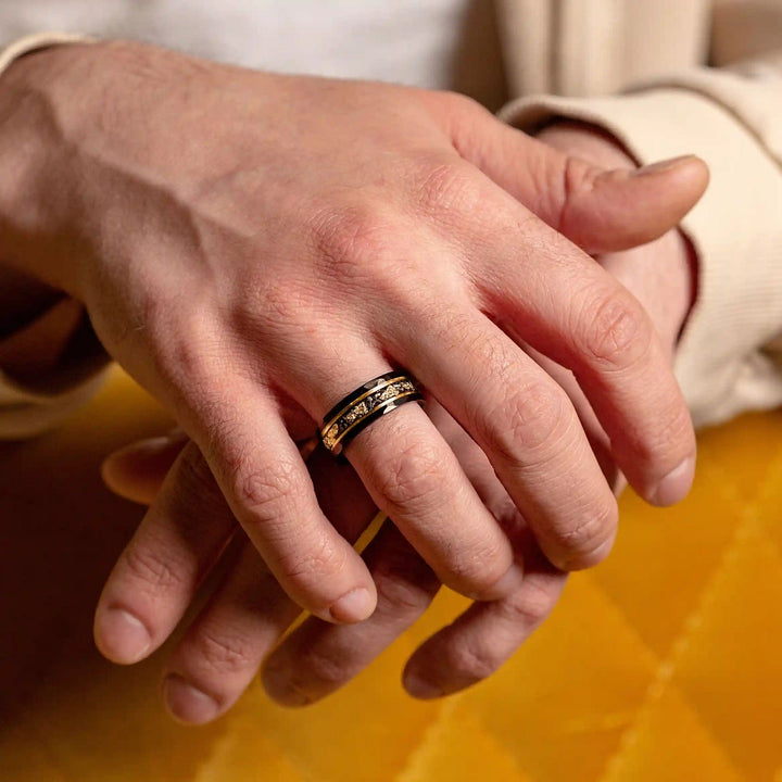 Bague en tungstène avec météorite noire et feuille d'or Olivenorma
