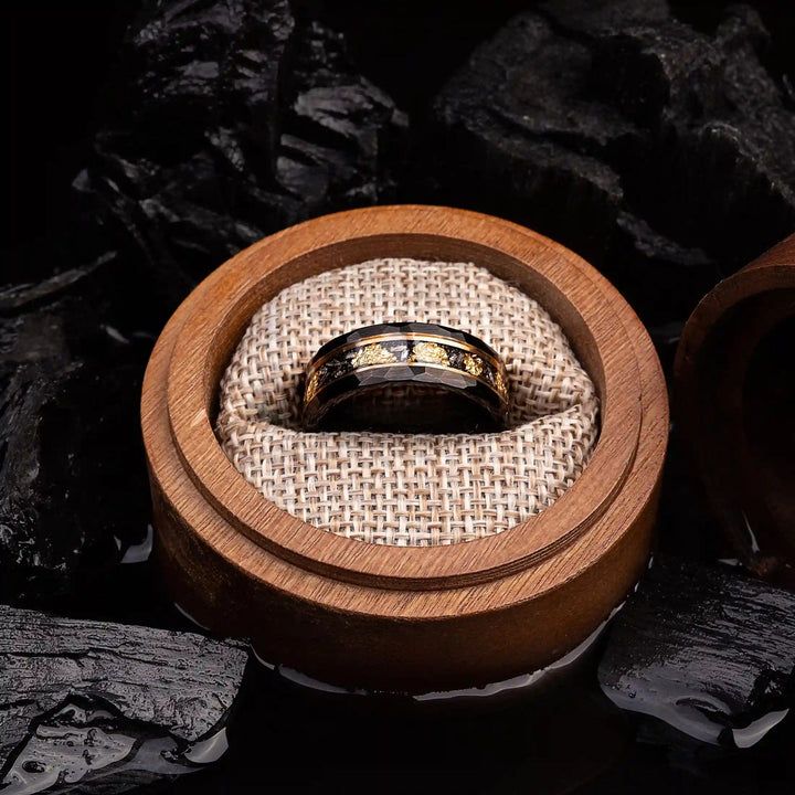 Bague en tungstène avec météorite noire et feuille d'or Olivenorma