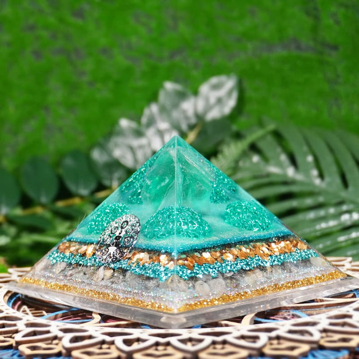 Pyramide d'orgone de guérison en fluorite verte et labradorite Olivenorma