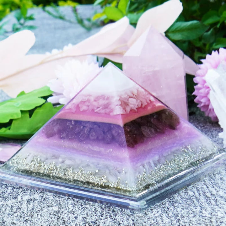 Pyramide d'orgone d'amour en quartz rose fraise améthyste Olivenorma