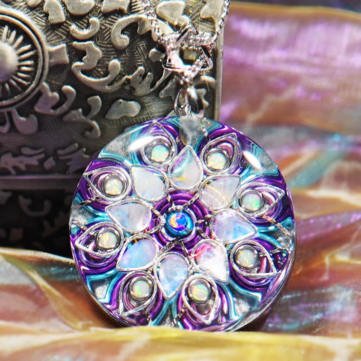 Collier porte-bonheur en orgonite avec pierre de lune et aigue-marine Olivenorma « Déesse du clair de lune » 