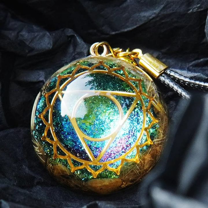 Collier Orgone Symbole Triangle Quartz Rutile Or Olivenorma 