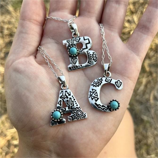 Collier avec initiale gravée en turquoise naturelle Olivenorma