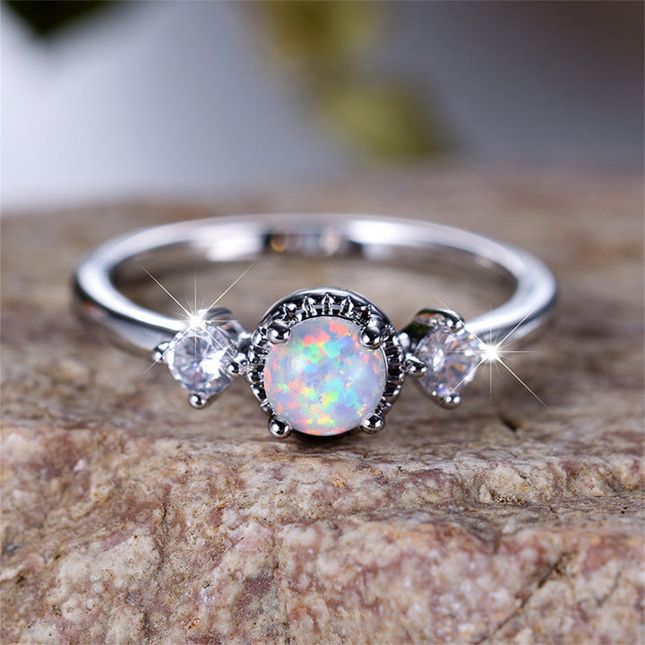 Bague ronde à quatre griffes en opale Olivenorma