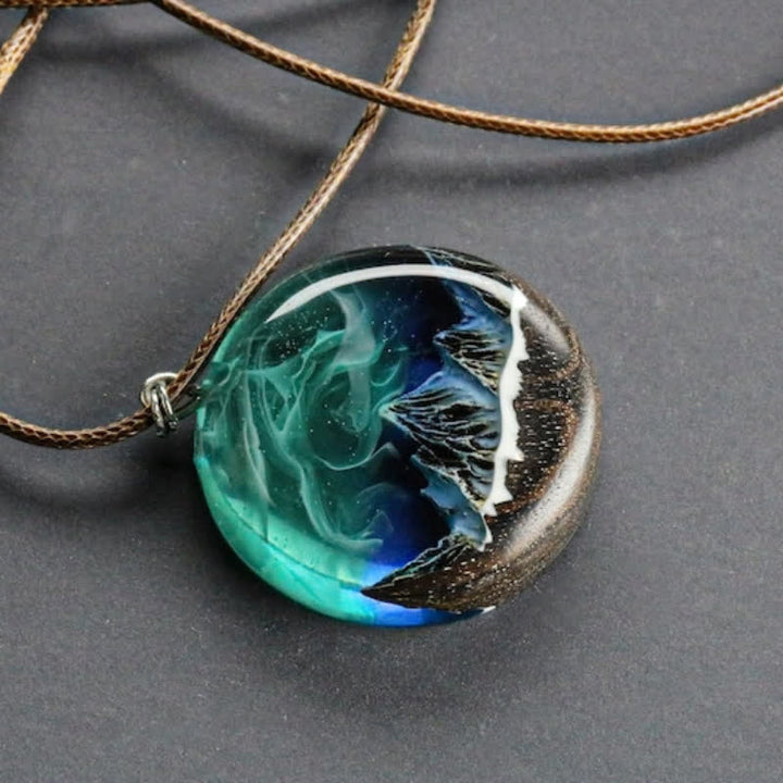 Collier pendentif rond en résine de bois Olivenorma Aurora Borealis 