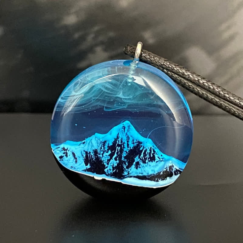 Collier pendentif rond en résine bleu neige montagne Olivenorma