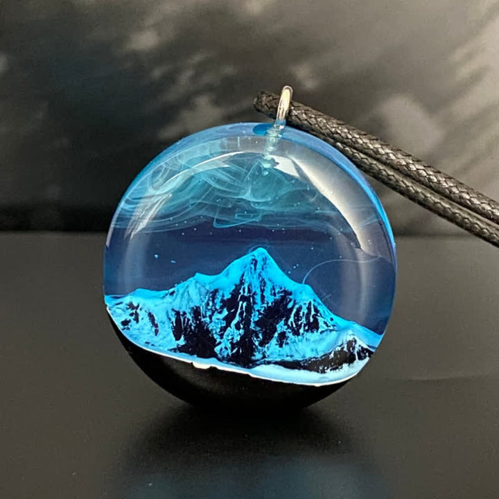 Collier pendentif rond en résine bleu neige montagne Olivenorma