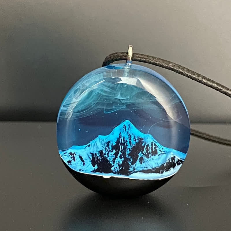 Collier pendentif rond en résine bleu neige montagne Olivenorma