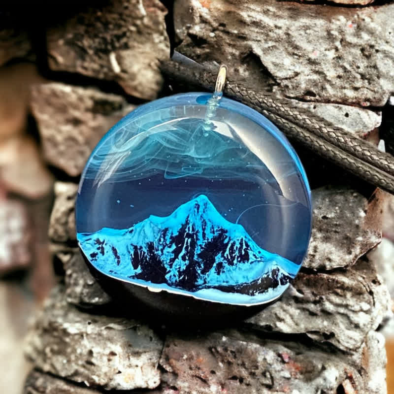 Collier pendentif rond en résine bleu neige montagne Olivenorma