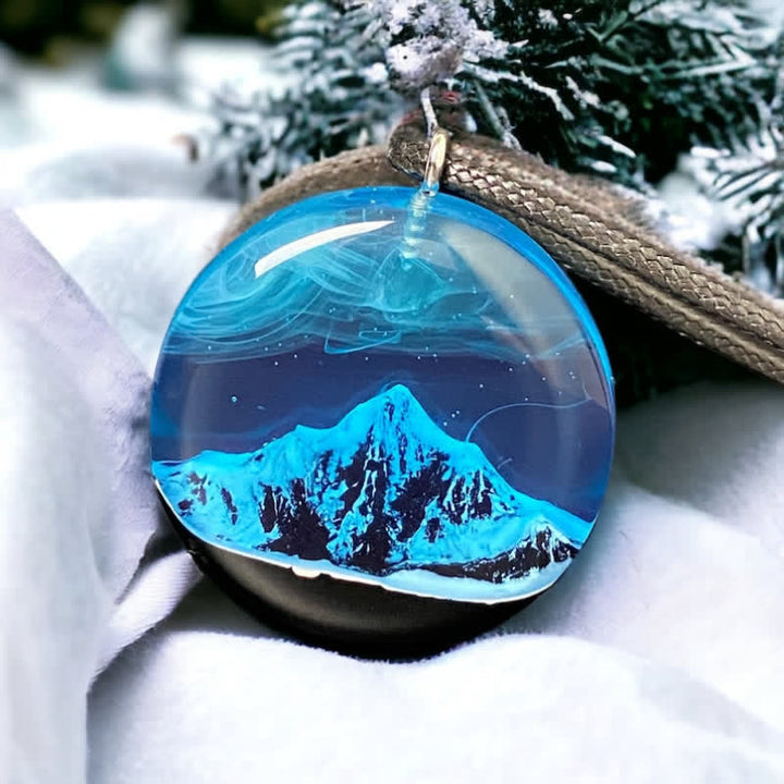 Collier pendentif rond en résine bleu neige montagne Olivenorma