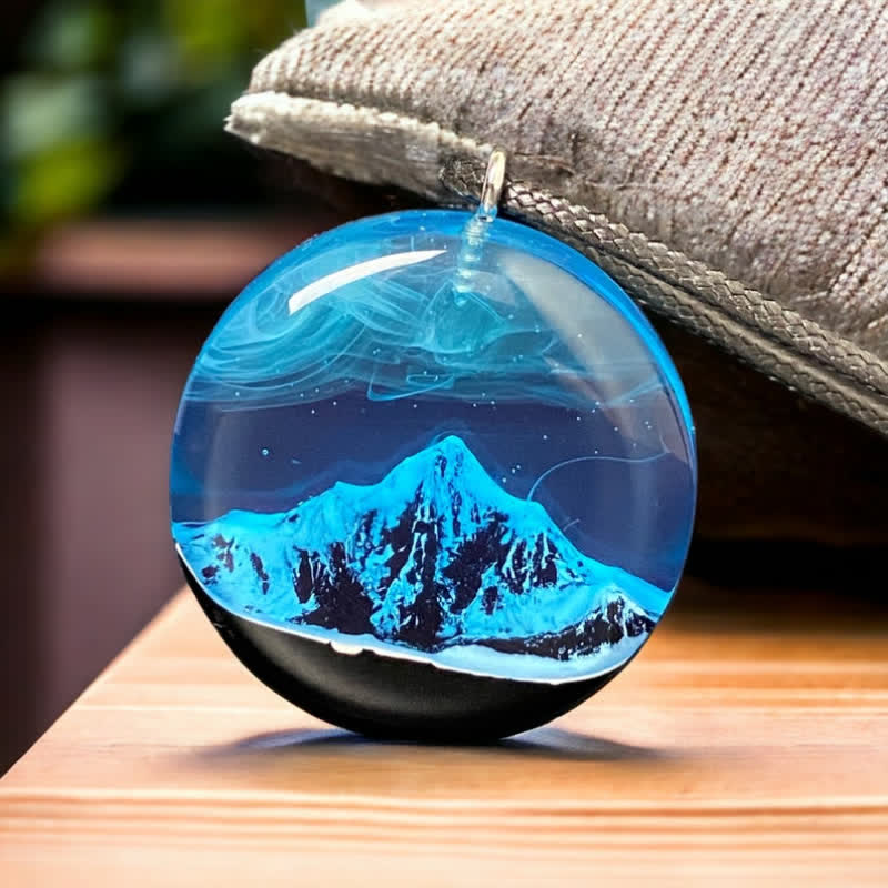 Collier pendentif rond en résine bleu neige montagne Olivenorma