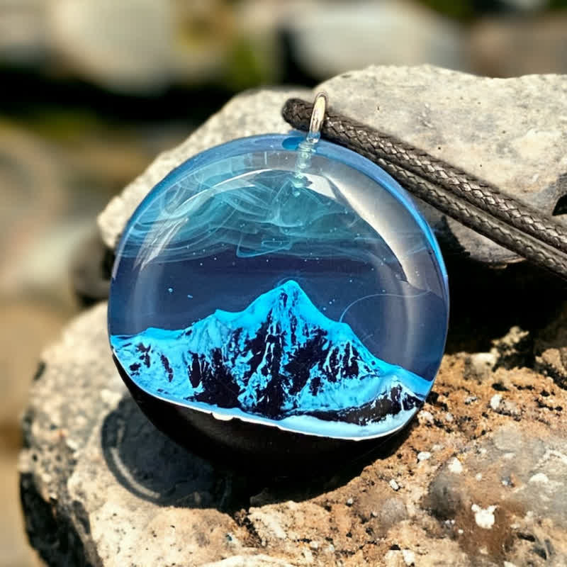 Collier pendentif rond en résine bleu neige montagne Olivenorma