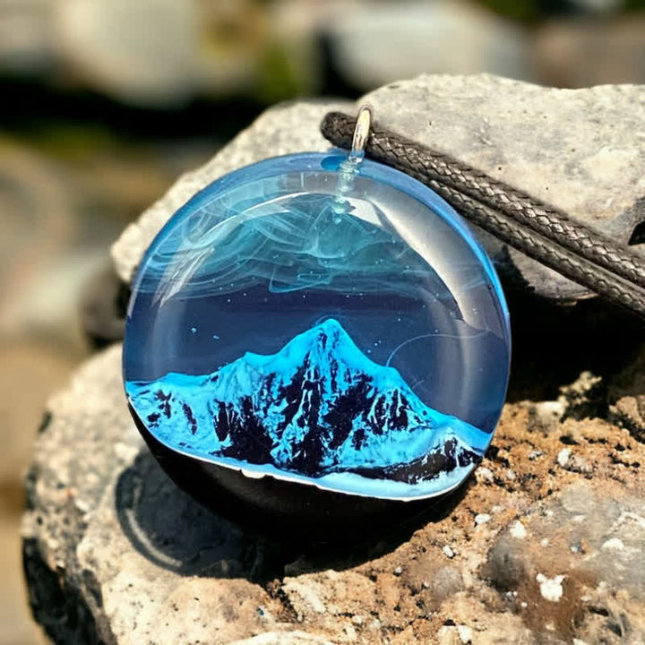 Collier pendentif rond en résine bleu neige montagne Olivenorma