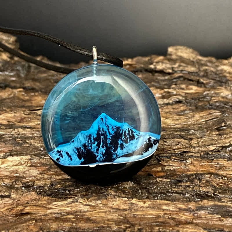 Collier pendentif rond en résine bleu neige montagne Olivenorma