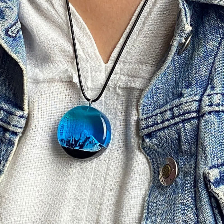 Collier pendentif rond en résine bleu neige montagne Olivenorma