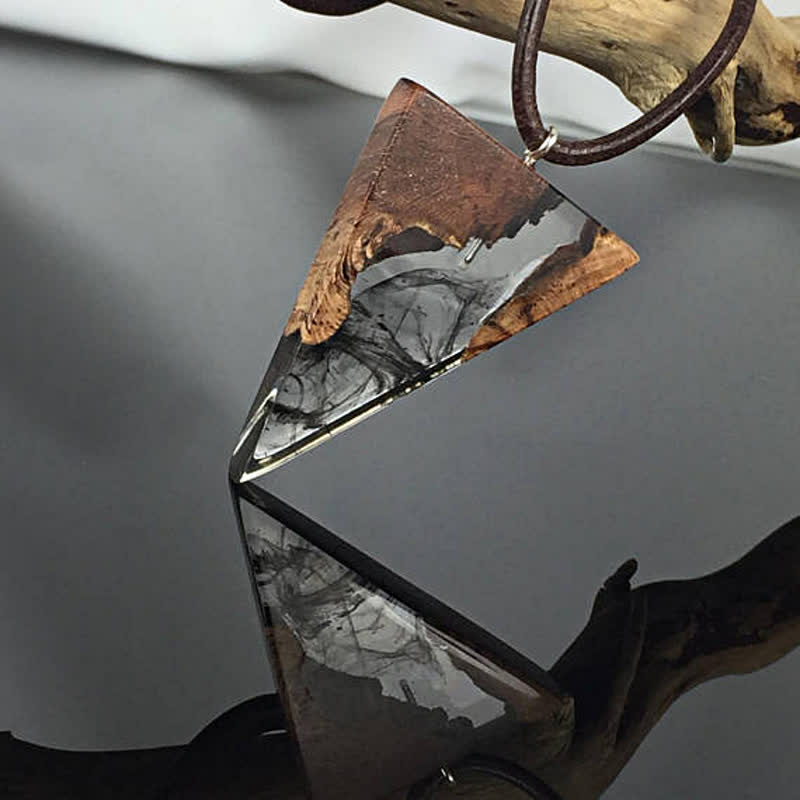 Collier pendentif triangulaire en bois et résine Olivenorma