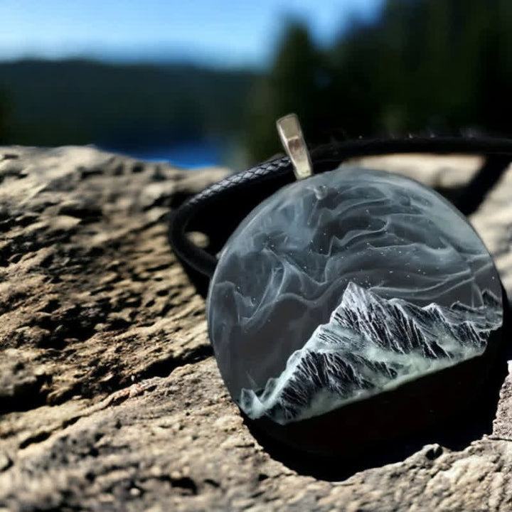 Collier pendentif rond en résine Aurora Snow Mountain Gray Olivenorma
