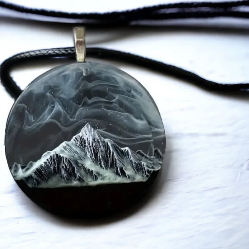 Collier pendentif rond en résine Aurora Snow Mountain Gray Olivenorma