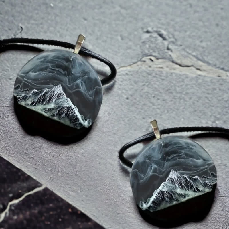 Collier pendentif rond en résine Aurora Snow Mountain Gray Olivenorma