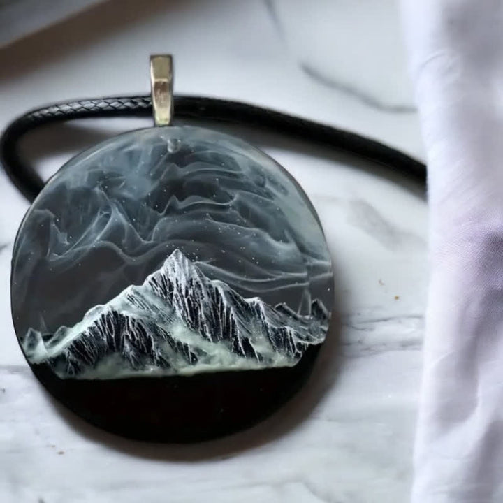 Collier pendentif rond en résine Aurora Snow Mountain Gray Olivenorma