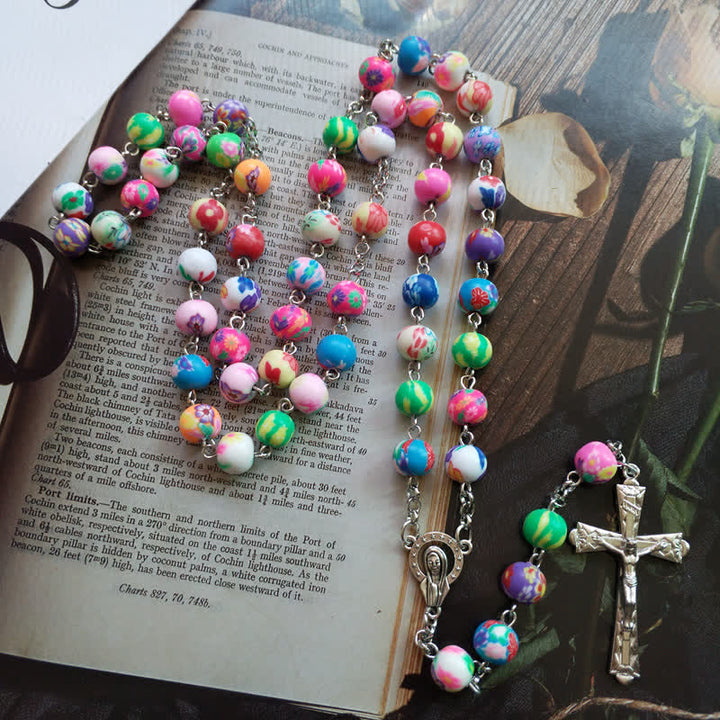 Collier chapelet croix en perles d'argile polymère de couleur Olivenorma