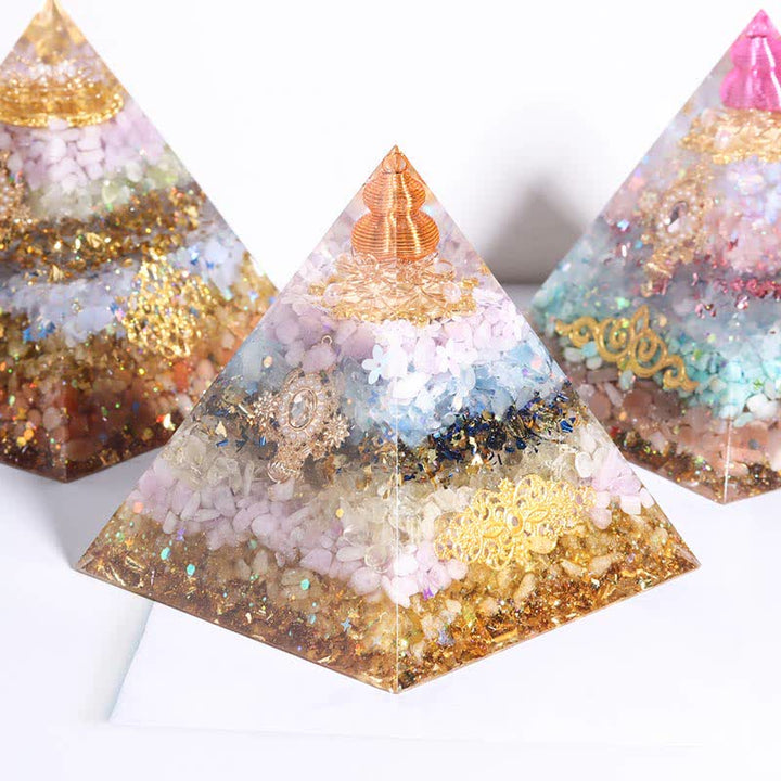 Pyramide orgonite collectrice d'énergie de 12 cm fabriquée à la main par Olivenorma
