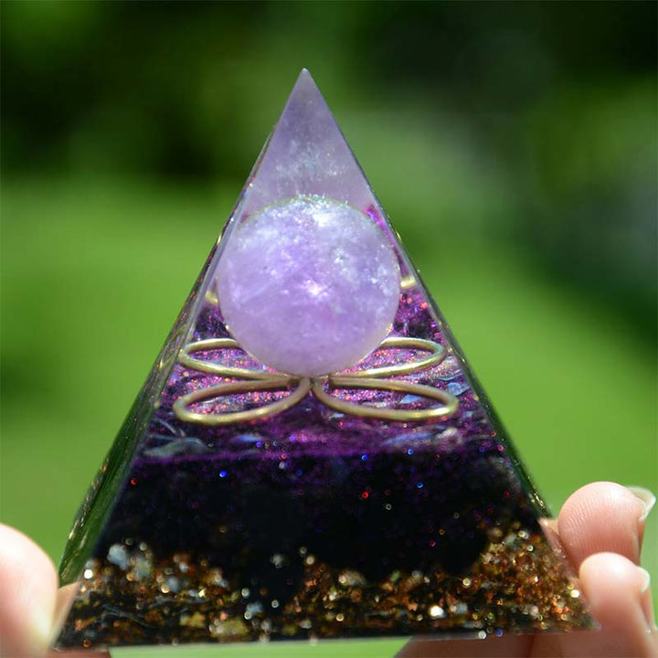 Sphère d'améthyste Olivenorma avec pyramide d'orgone en obsidienne 