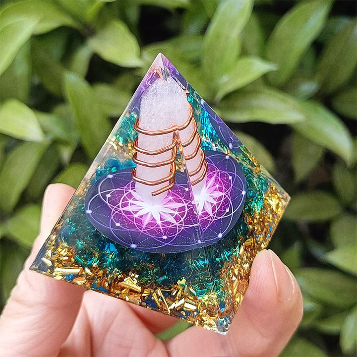 Olivenorma « La lumière de la vie » – Pyramide d'orgone en cristal blanc et émail bleu