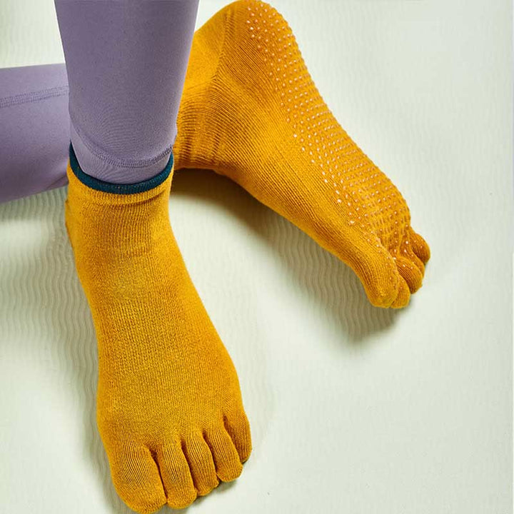 Chaussettes de Pilates Olivenorma unies antidérapantes, idéales pour le yoga, la barre et les exercices à la barre. Confortables et stables, elles sont en coton respirant. - image 2