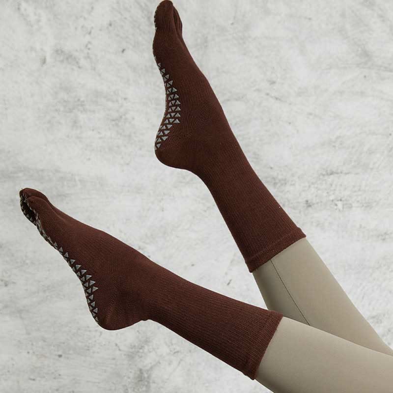 Chaussettes de yoga et pilates antidérapantes à cinq orteils de couleur unie Olivenorma 