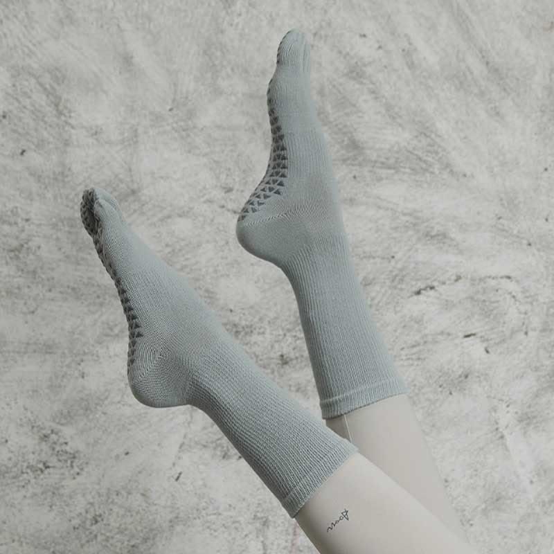 Chaussettes de yoga et pilates antidérapantes à cinq orteils de couleur unie Olivenorma 