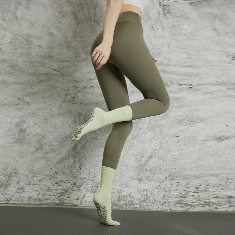 Chaussettes de yoga et pilates antidérapantes à cinq orteils de couleur unie Olivenorma 