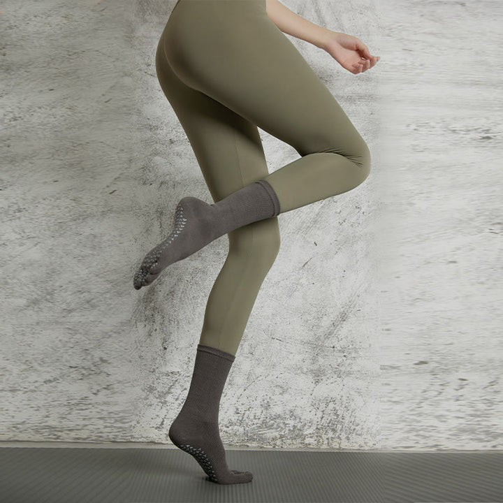 Chaussettes de yoga et pilates antidérapantes à cinq orteils de couleur unie Olivenorma 