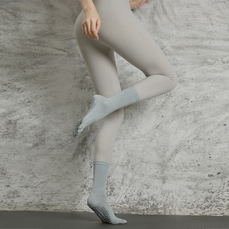 Chaussettes de yoga et pilates antidérapantes à cinq orteils de couleur unie Olivenorma 