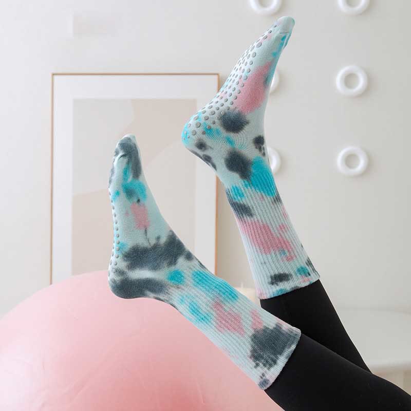 Chaussettes de Pilates et de yoga Olivenorma, modèle mi-haut, à motif tie-dye, antidérapantes et respirantes, avec un design extensible et confortable. - image 0
