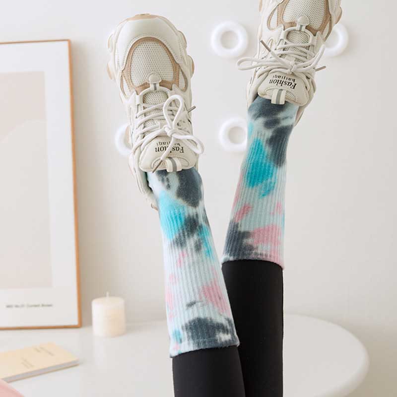 Chaussettes de Pilates et de yoga Olivenorma, modèle mi-haut, à motif tie-dye, antidérapantes et respirantes, avec un design extensible et confortable. - image 3