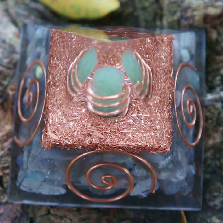 Pyramide d'orgone en aventurine verte Olivenorma à prisme hexagonal et labradorite