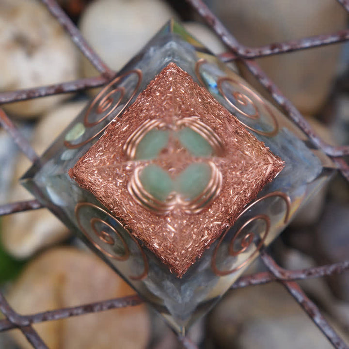Pyramide d'orgone en aventurine verte Olivenorma à prisme hexagonal et labradorite