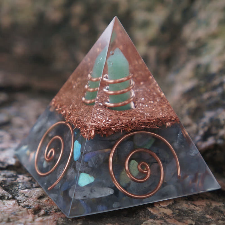 Pyramide d'orgone en aventurine verte Olivenorma à prisme hexagonal et labradorite