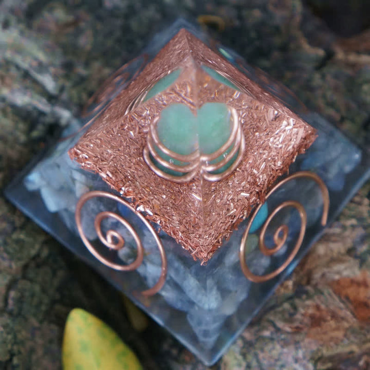 Pyramide d'orgone en aventurine verte Olivenorma à prisme hexagonal et labradorite