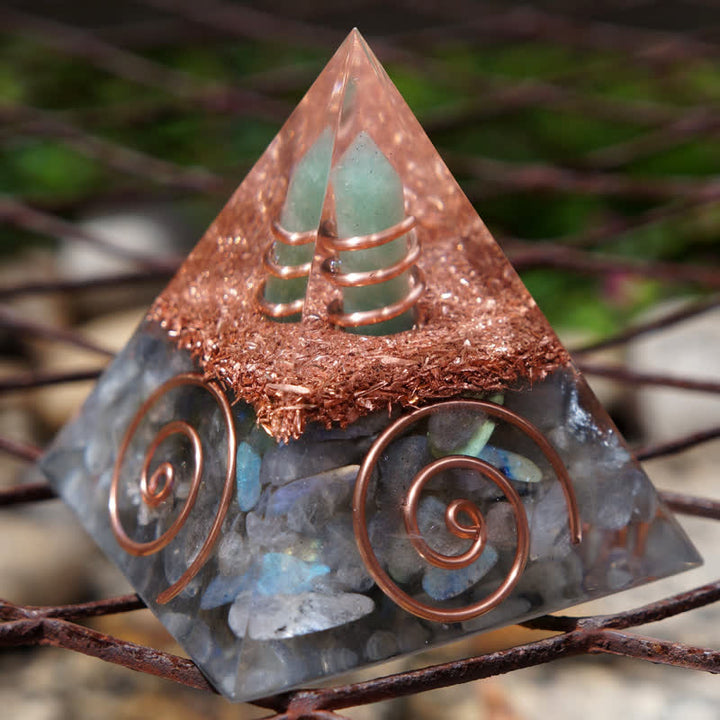 Pyramide d'orgone en aventurine verte Olivenorma à prisme hexagonal et labradorite