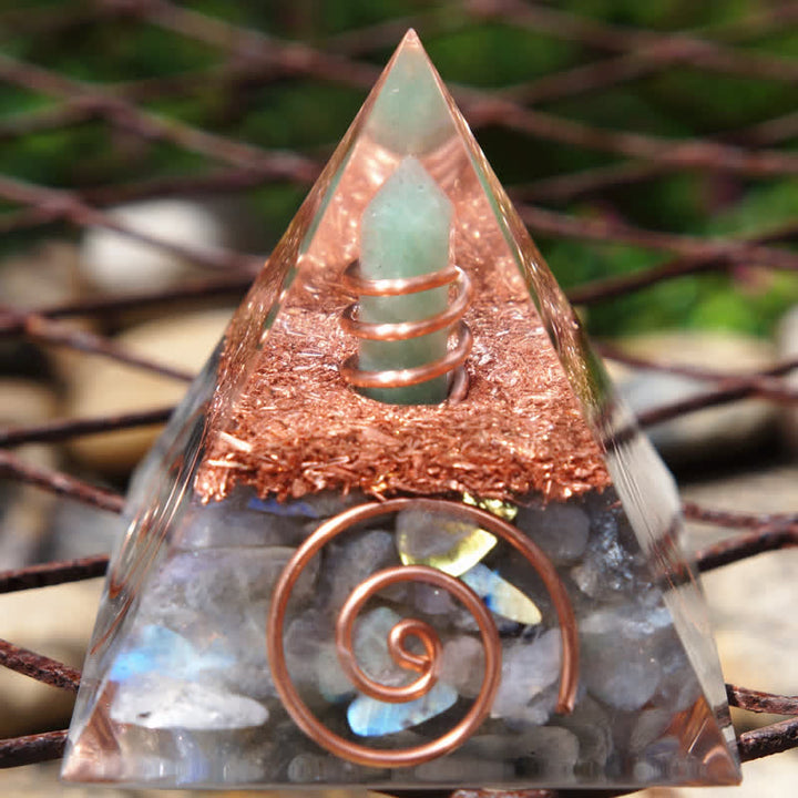 Pyramide d'orgone en aventurine verte Olivenorma à prisme hexagonal et labradorite