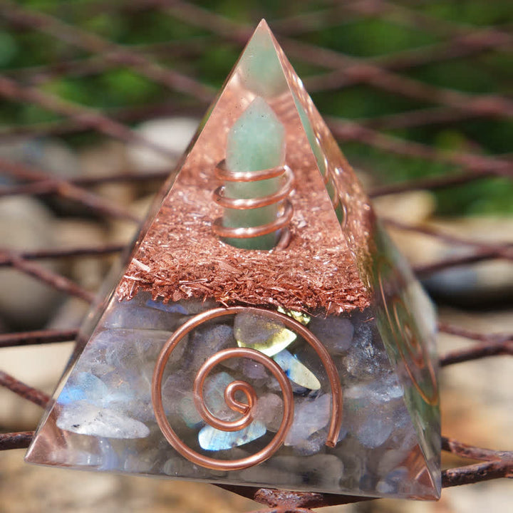 Pyramide d'orgone en aventurine verte Olivenorma à prisme hexagonal et labradorite