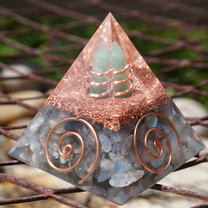 Pyramide d'orgone en aventurine verte Olivenorma à prisme hexagonal et labradorite