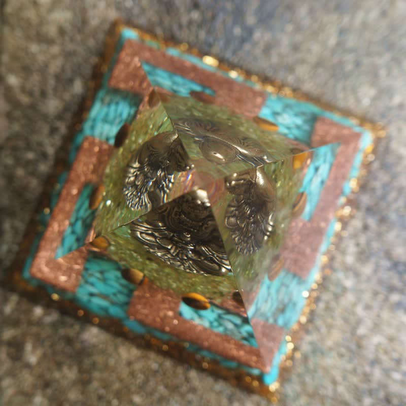 Pyramide d'orgone de Bouddha en turquoise péridot et œil de tigre Olivenorma