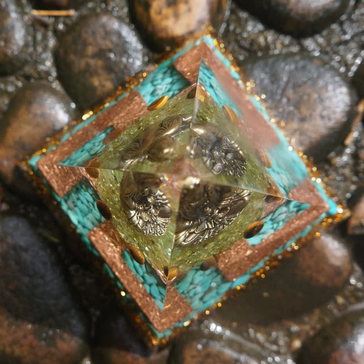 Pyramide d'orgone de Bouddha en turquoise péridot et œil de tigre Olivenorma