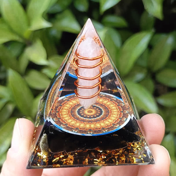 Pyramide d'orgone en obsidienne cristal clair à prisme hexagonal énergétique Olivenorma