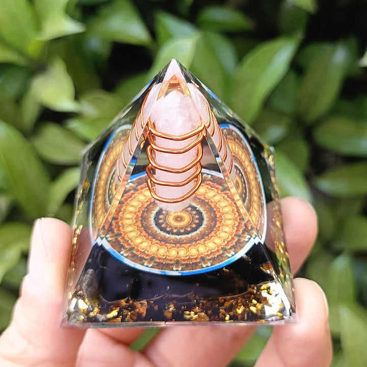Pyramide d'orgone en obsidienne cristal clair à prisme hexagonal énergétique Olivenorma